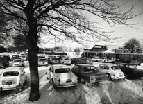 168391 Afbeelding van geparkeerde auto's op de parkeerplaats van het N.S.-station Bussum Zuid te Bussum.